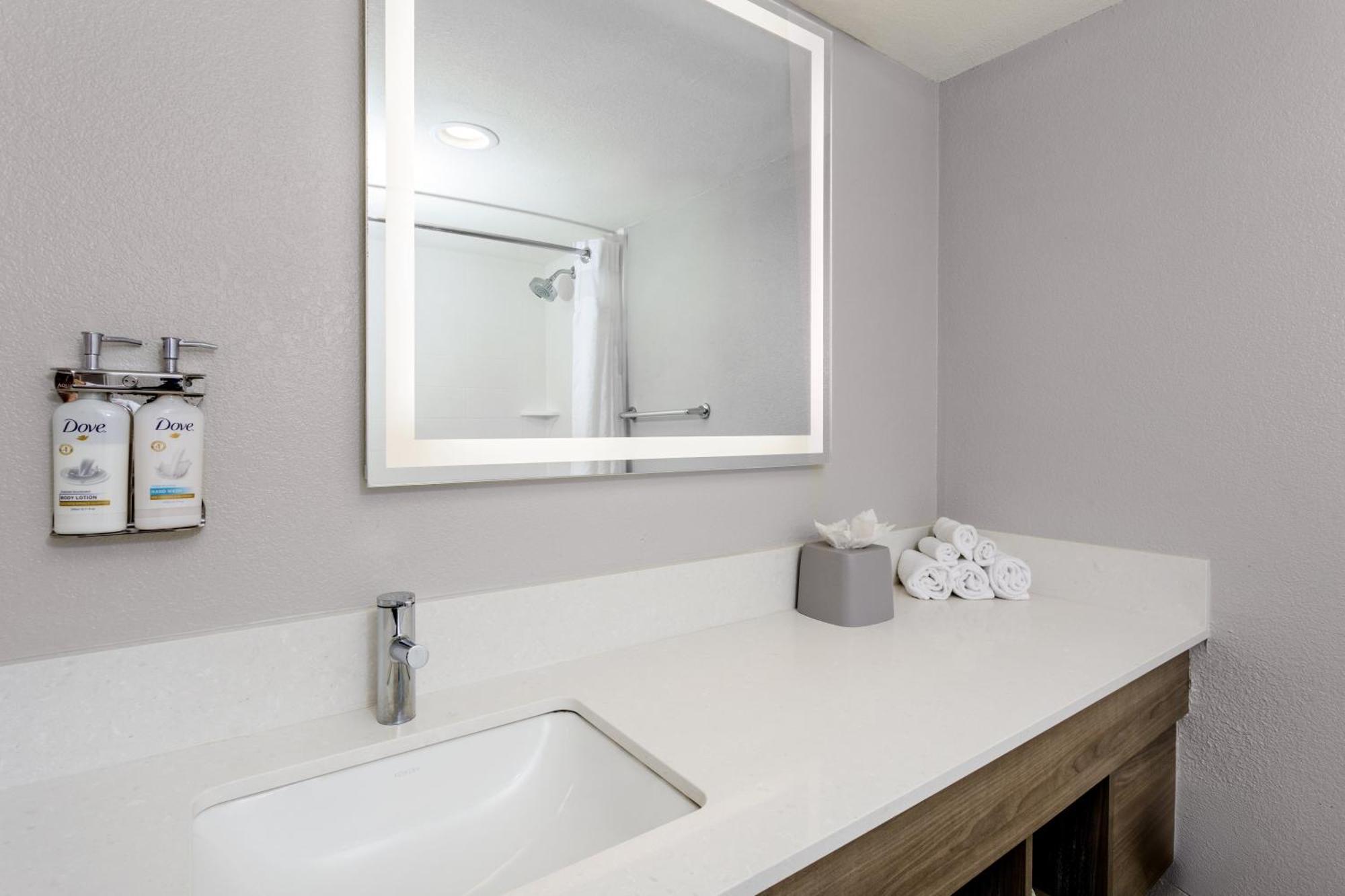 Holiday Inn Express & Suites Oceanfront Daytona Beach Shores By Ihg Zewnętrze zdjęcie