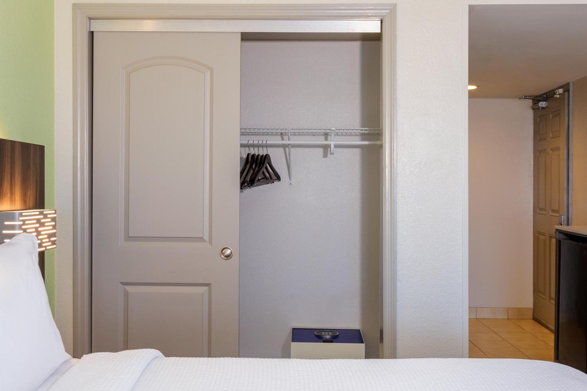 Holiday Inn Express & Suites Oceanfront Daytona Beach Shores By Ihg Zewnętrze zdjęcie