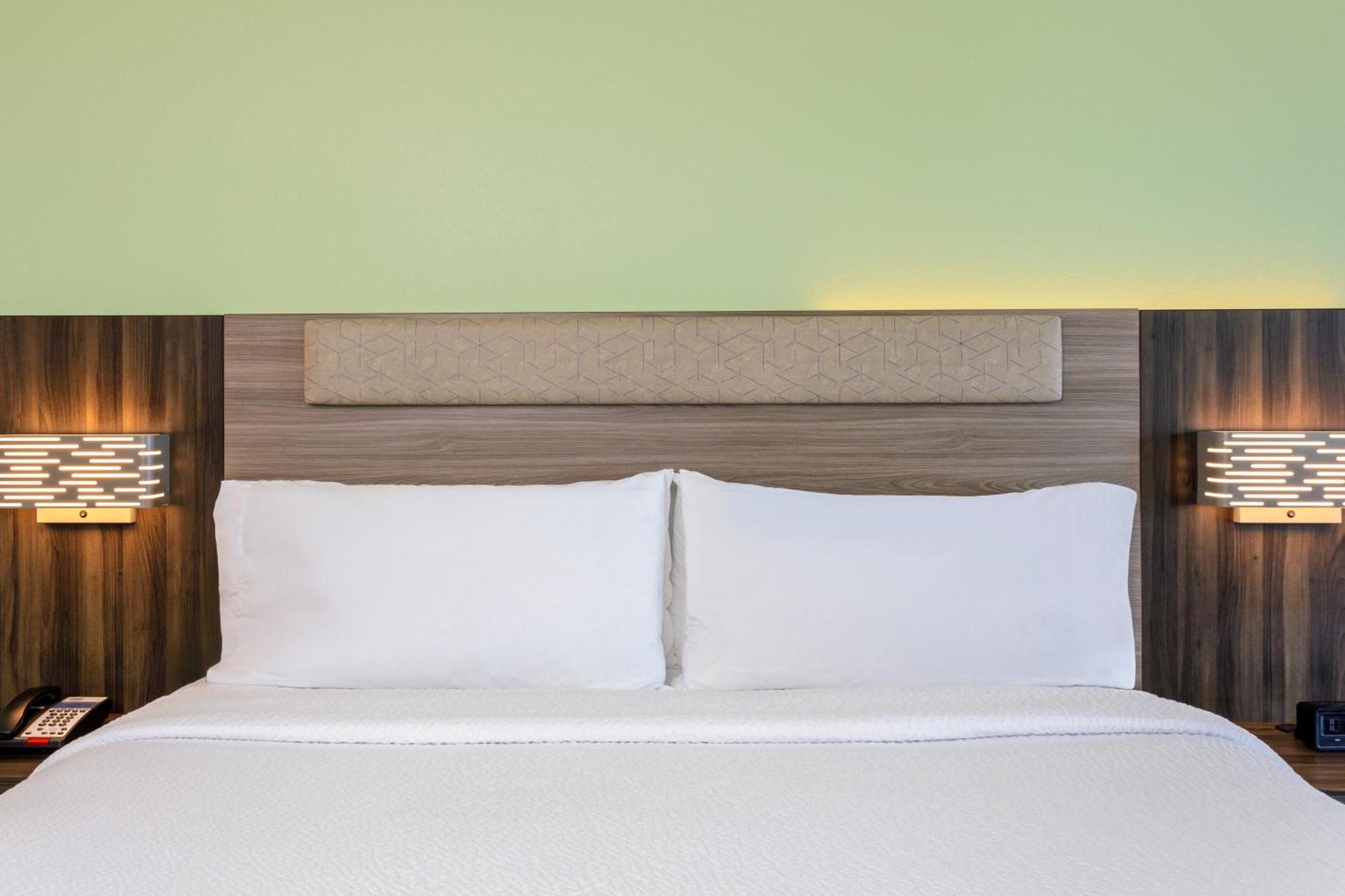 Holiday Inn Express & Suites Oceanfront Daytona Beach Shores By Ihg Zewnętrze zdjęcie